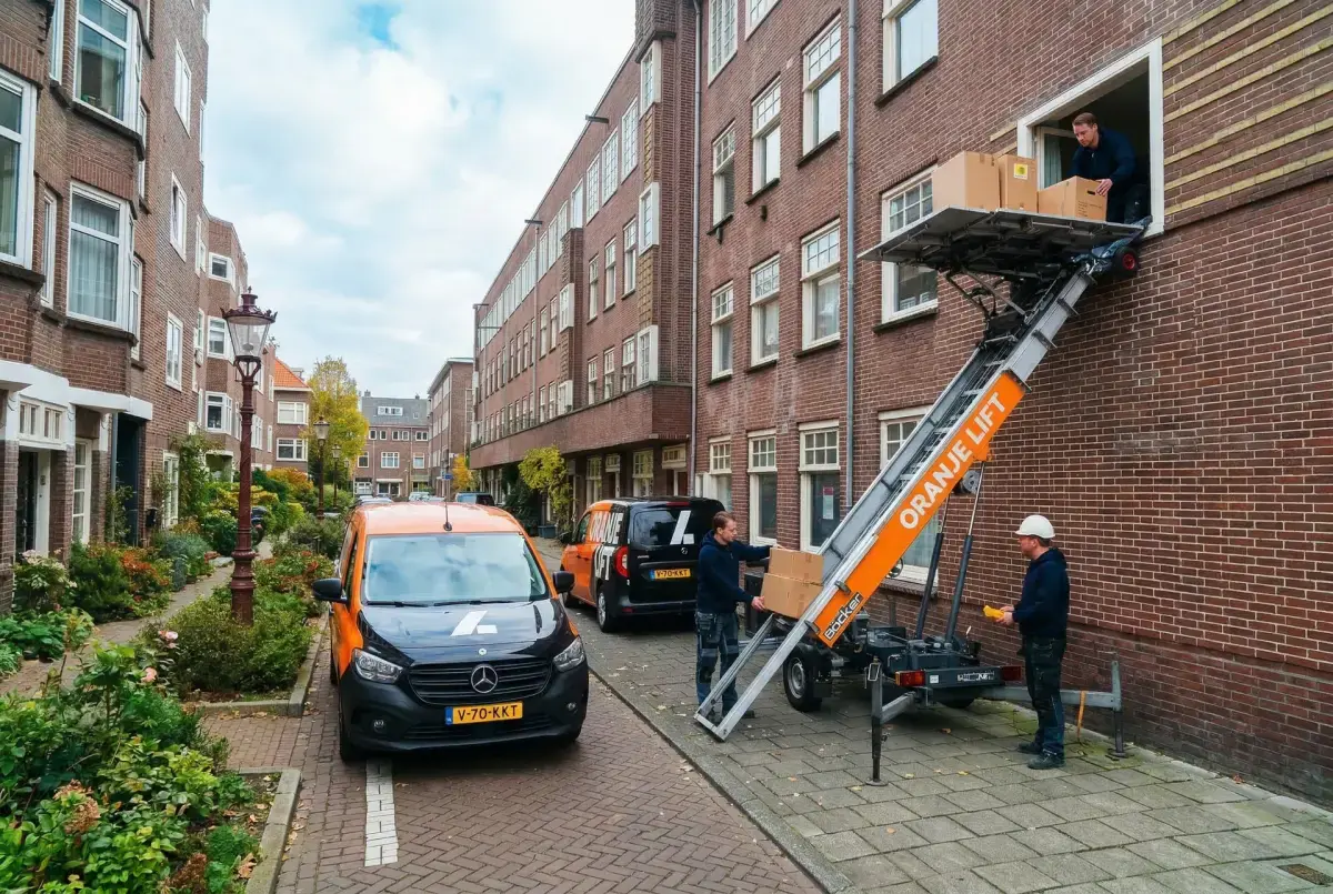 Aanhangerlift geplaatst in een smalle straat in Beverwijk