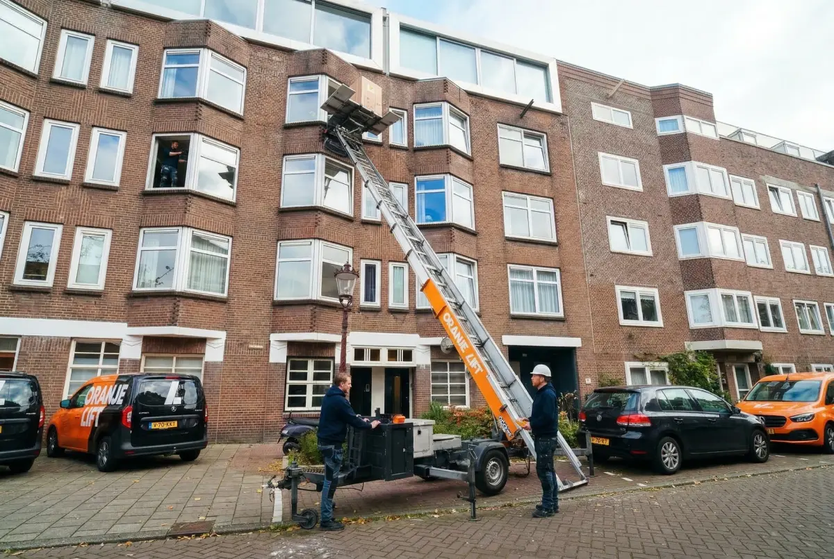 Verhuislift in actie in Beverwijk